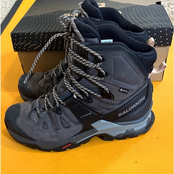 Like New Women’s Salomon GTX Quest 4 Hikinh Boots - Picture 5 of 5